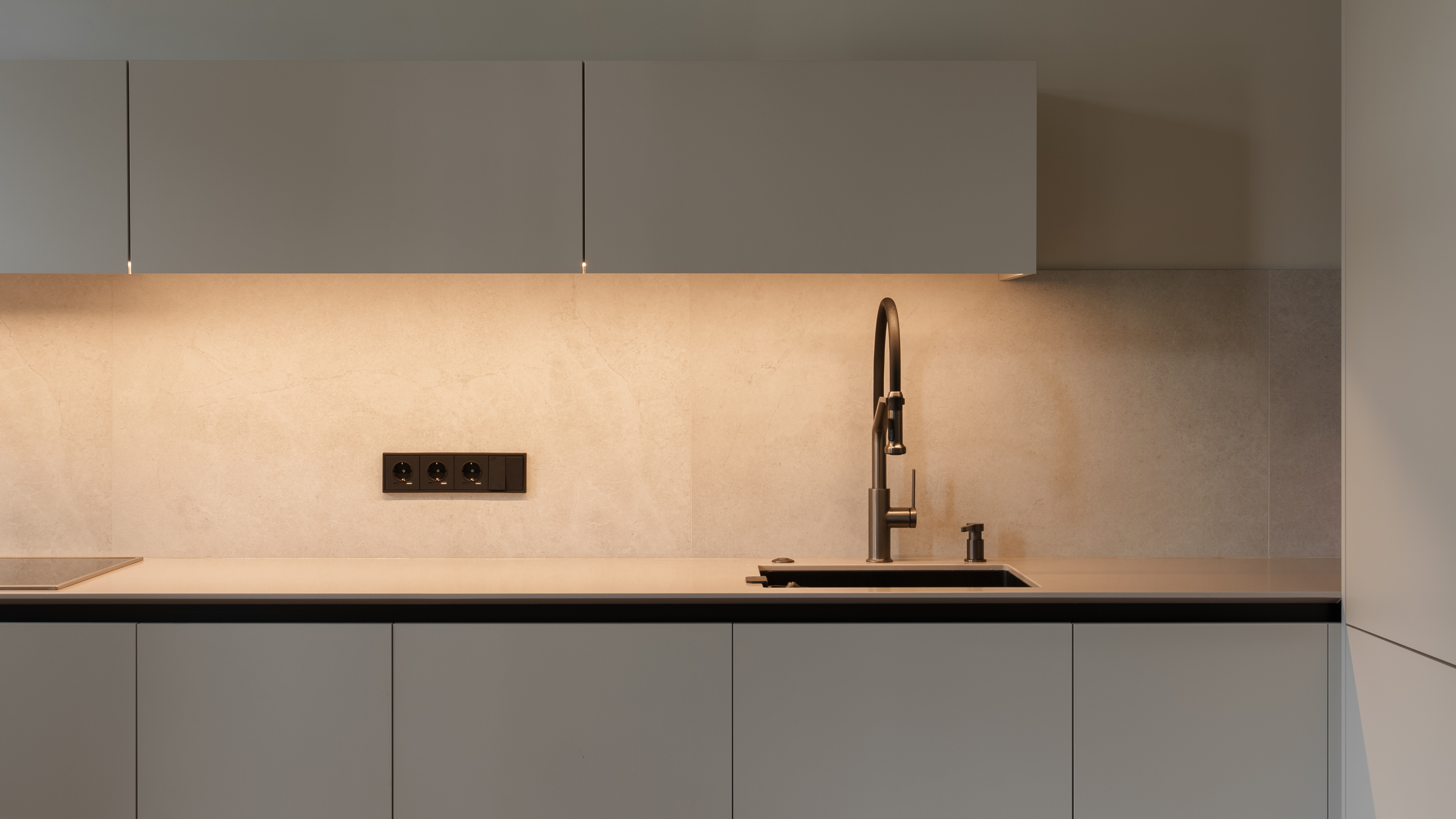 Кухня прямая с витриной на Сенной